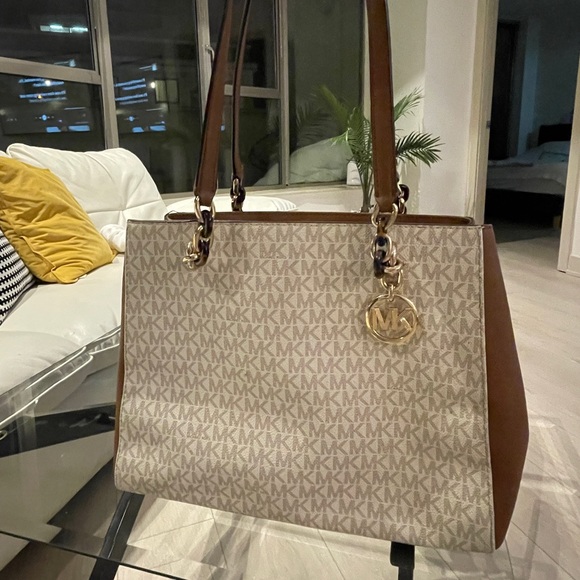 Michael kors purse - Picture 1 of 3